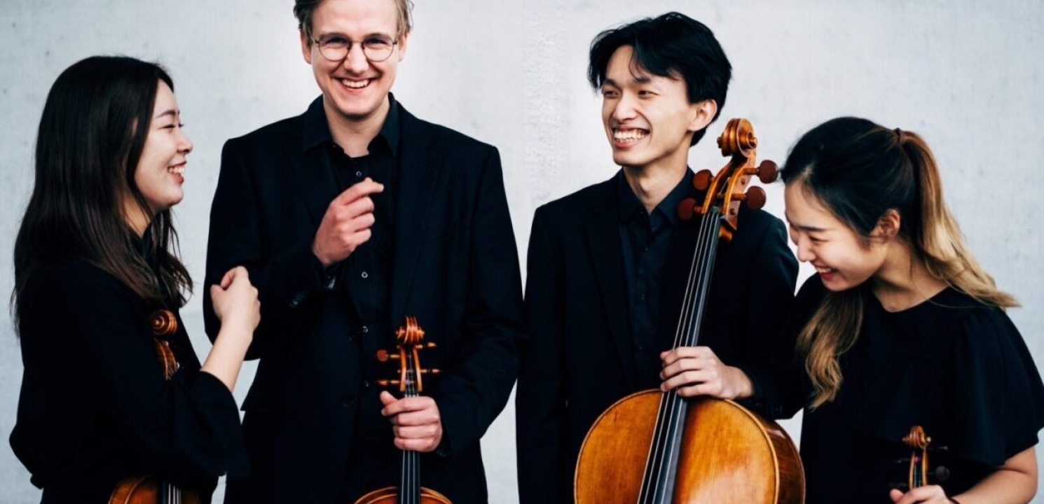 HANA Streichquartett Vier Musiker*innen des HANA Streichquartetts